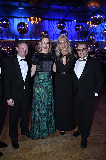  Christine Theiss mit Mann Hans, Saskia Greipl, Stavros Konstantinidis: CSU Schwarz-Weiss Ball Münchner G'Schichten im Festsaal des Paulaner am Nockherberg am 21.01.2023 (©Foto: Petra Schönberger)